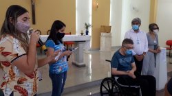 Padre Cláudio Scherer recebe alta na Santa Casa de Santos após 3 meses de luta contra à Covid-19